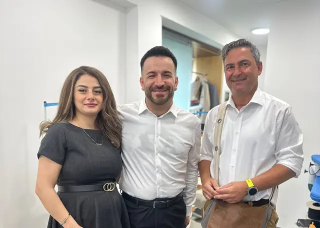 Bürgermeister Markus Lakounigg (rechts) gratulierte Waleed Khalil und seiner Ehefrau Amina zur Geschäftseröffnung in Völkermarkt. | Foto: Privat