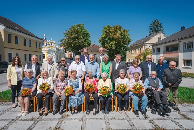 v.l.: sitzend: Maria Steiner, Galyna Sotnikova, Maria Lorenz, Maria Gallistl, Elisabeth Schmidt, Elfriede Punz, Erna Daurer, Aloisia Schaufler, Johann Lunzer

v.l.: stehend: Lyudmyla Lassacher, Anton Steiner, Volodymyr Sotnikov, Walter Rupp, Josef, Doppler, Johann Gallistl, Johannes Herzog, Eduard Harrauer, Vizebürgermeister Johannes Scherndl, Gerlinde Nemecek, Bürgermeister Leopold Gruber-Doberer, Veronika Simoner, Leopold Mayerhofer, Herbert Sterkl, Franz Guger | Foto: Peter Maximilian Herzog