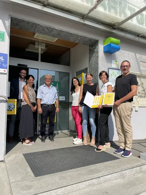 Eine Urkunde zum 20-Jahr-Jubiläum des Postpartners in Mooskirchen, auch der Bankomat ist wichtig. | Foto: Post AG