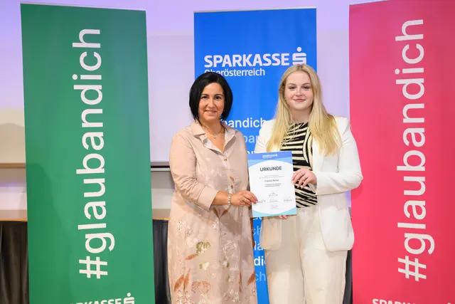 Die Generaldirektorin der Sparkasse OÖ, Stefanie Christina Huber, durfte Franka Reiter vom Standort Gunskirchen zum erfolgreichen Lehrabschluss gratulieren. | Foto: Sparkasse OÖ/W. Kerschbaummayr