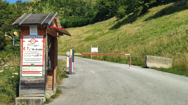 die 7 km lange Mautstraße führt in Serpentinen 510 Höhenmeter hinauf...  | Foto: I.Wozonig