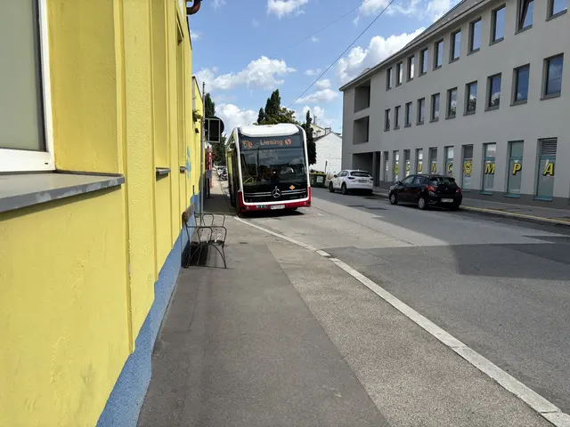 Der Anrainer wünscht sich eine Verlegung der Haltestelle.  | Foto: Lisa Kammann/MeinBezirk