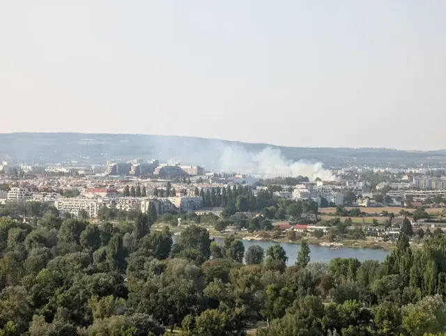Einen Feuerwehr-Großeinsatz gibt es am Mittwochnachmittag in Floridsdorf. | Foto: Screenshot buster072/Reddit