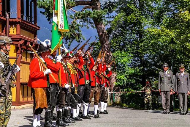 Ehrensalve "General de Charge" Witener Schützen | Foto: Presse/MilKdo/Raggl