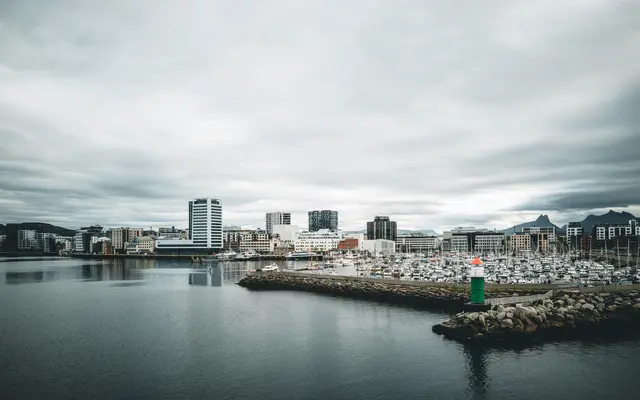 In den kommenden Wochen ist in Bodø mit Spitzentemperaturen bis 14°C zu und täglichen Regenschauern zu rechnen. | Foto: Hans-Joachim Kaiser/Unsplash