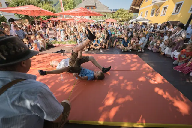 Unter anderem im Festprogramm: ein "Fuaßhakl"-Wettbewerb. | Foto: Fuschlseeregion - Wolfgang Lienbacher Fotografie