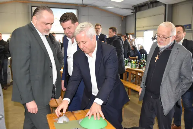 Richard Woschitz erläuterte Landeshauptmann Hans Peter Doskozil und Bürgermeister Bernhard Herics den Aufbau des Beton-Hügelgrabes. | Foto: Michael Strini