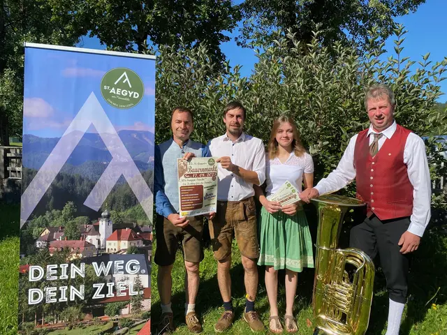 Bürgermeister Karl Oysmüller, Obmann des Bauernmarkt Komitees David Weirer, von der Landjugen Theresa Eder sowie Kapellmeister der Musikkapelle Gerhard Weirer | Foto: St. Aegyd