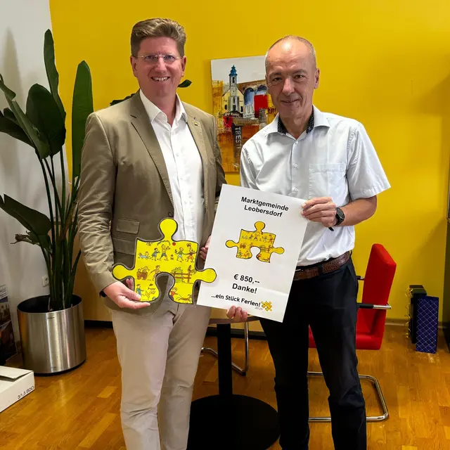 Bezirkshauptmann Christian Pehofer und Bürgermeister Andreas Ramharter bei der Überreichung der Spende.
 | Foto: MGL