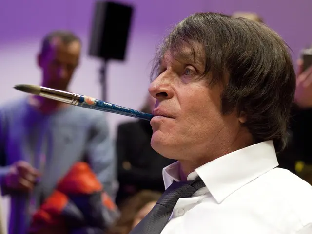 Paulus Ploier, Österreichs bekanntester Mundmaler, stellt seine Kunstwerke nicht nur aus, sondern malt auch oft live und das Publikum ist immer begeistert. | Foto: www.wendling.cc