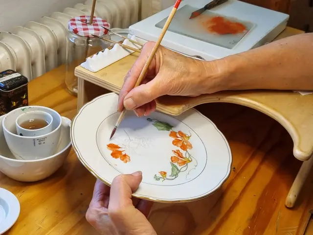 Mit geübter Hand lässt Heike Trobisch die Blüten der Kapuzinerkresse über den Teller "wachsen".    | Foto: Astrid Höbenreich-Mitteregger