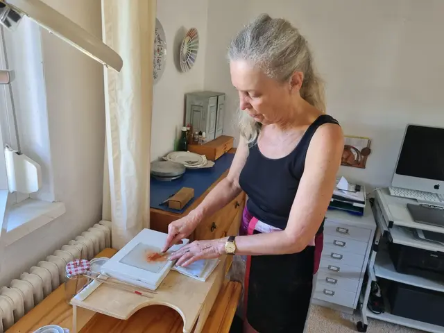 Die gebürtige Dresdenerin beim Anmischen von Porzellanfarbe mit Terpentinöl | Foto: Astrid Höbenreich-Mitteregger