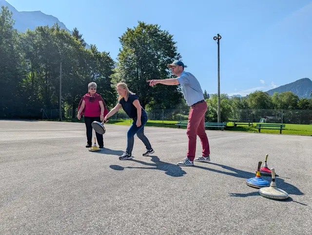 Asphaltschießen– die sommerliche Variante des Eisstockschießens – ist ein Stück gelebte bayerische Kultur und erfreut sich in der Region großer Beliebtheit.  | Foto: Isabell Prior