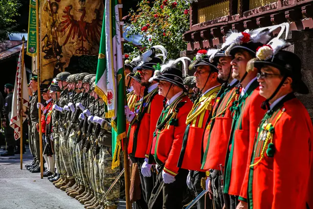 Angetretene Ehrenformationen : die Wiltener Schützenkompanie (re) der Ehrenzug des JgBaon 23 (mittig) das Feldzeichen des Militärkommando Tirol (li) | Foto: Presse/MilKdo/Raggl