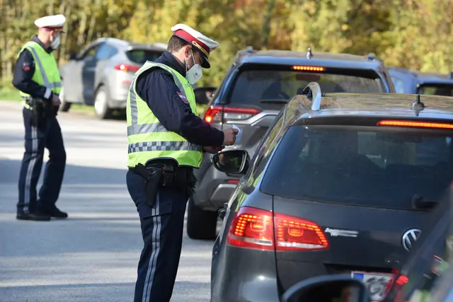 Einsatzkräfte waren am Dienstag in Tirol bei mehreren Verkehrsunfällen mit Verletzten und einem Alkoholsünder ohne Führerschein gefordert. (Symbolbild) | Foto: smarterpix