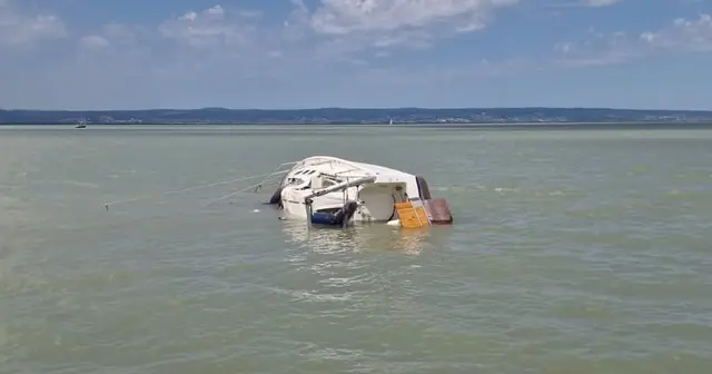 Das Boot lief mit Wasser voll und lief auf Grund. | Foto: Feuerwehr Oggau