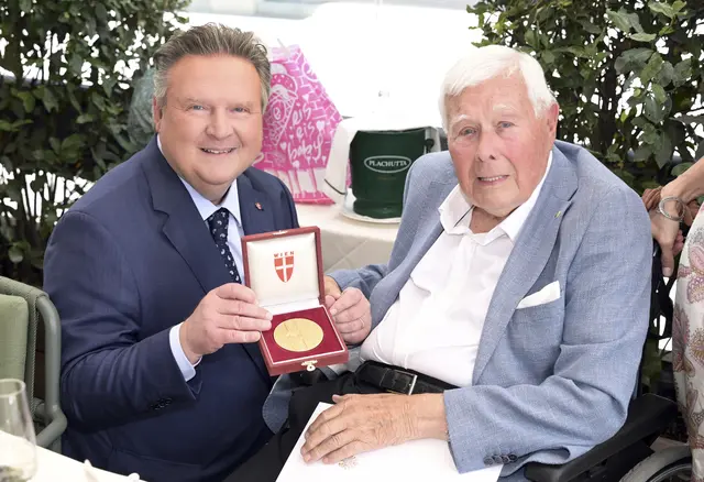 Bürgermeister Michael Ludwig (SPÖ) ehrte Theater- und Filmlegende Peter Weck (r.) zum 95. Geburtstag. | Foto: Stadt Wien / Christian Jobst