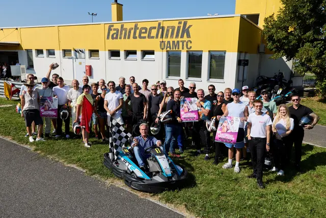 "Saturday Night Fever"-Ensemble beim Kartrennen in Teesdorf. | Foto: ÖAMTC/APA-Fotoservice/Tesarek