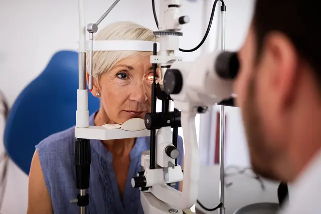 Grüner Star kann unbemerkt im Auge schlummern, deswegen sind regelmäßige Kontrollen beim Augenarzt derart wichtig. | Foto: Smarterpix/nd3000