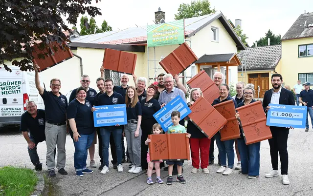 Felix Schröpfer (stv. Obfrau des MV Anton Hofmann), Reinhard Schiefert (Ehrenobmann), LAbg. Bürgermeister Christoph Kainz, Barbara Stepanek (Obfrau des MV Anton Hofmann), Daniel Jovicic (Regionalleiter Sparkasse Baden) und Mitglieder des Musikvereins (v. l. n. r.) | Foto: Sonja Pohl