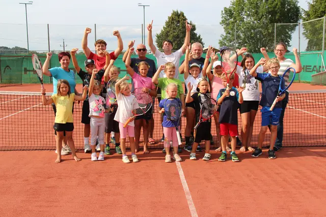 Zwei Dutzend tennisbegeisterte Kindern trainierten gemeinsam an der Tennisanlage des Tennisvereins St. Martin an der Raab.  | Foto: Gumhold