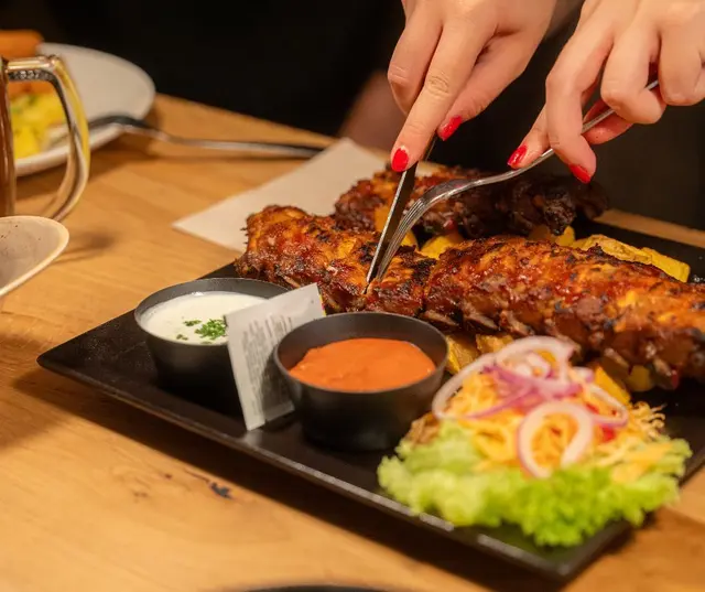 Günther Buchta kann mit Bier und Spareribs nicht so viel anfangen, dafür aber mit einem guten Achterl. | Foto: Bierstadl