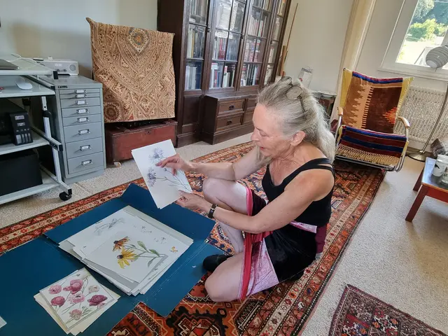 Heike Trobisch zeigt ihre detailreichen Blumenstudien auf Papier. Nach diesen Vorlagen malt sie dann auf Porzellan.  | Foto: Astrid Höbenreich-Mitteregger