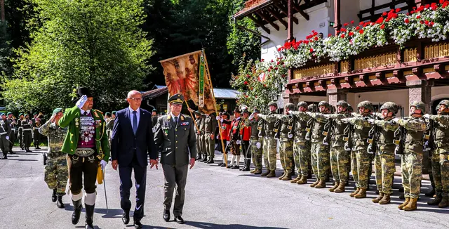 Abschreiten der angetretenen Formationen mit Landeskommandant Saurer, LH Mattle und Brig. Mag. Gstrein | Foto: Presse/MilKdo/Raggl