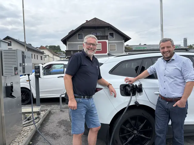 Beim Autohaus Gmeiner in Waldhausen: Erhard Meindl (Verantwortlicher Gewerbeschau Strudengauer Messe) und Kurt Leonhartsberger, Geschäftsführer Klima- und Energie-Modellregion Bezirk Perg. | Foto: MeinBezirk Perg/Köck