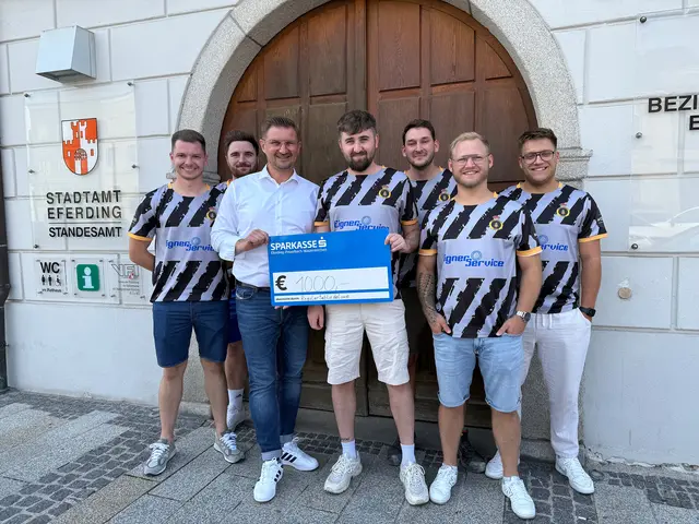 Bürgermeister Christian Penn (3.v.l.) nimmt den Scheck vom Verein RegularTableDeluxe entgegen. | Foto: Stadtgemeinde Eferding