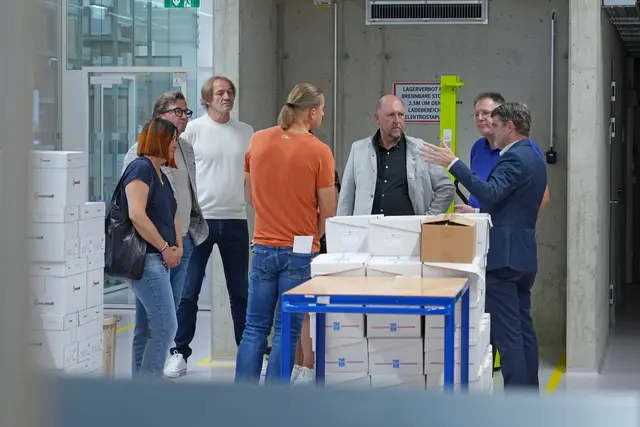 Kürzlich lud das Land Tirol VertreterInnen der Tiroler Druckereien in der WK Tirol zu einem Lokalaugenschein in die neu errichtete Landesdruckerei.
 | Foto: Land Tirol/Reiter