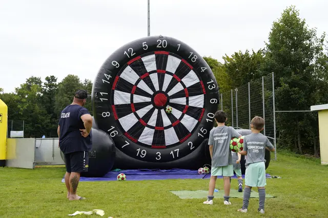 Einer der Stationen: die riesige Fußball-Dartscheibe | Foto: Michl