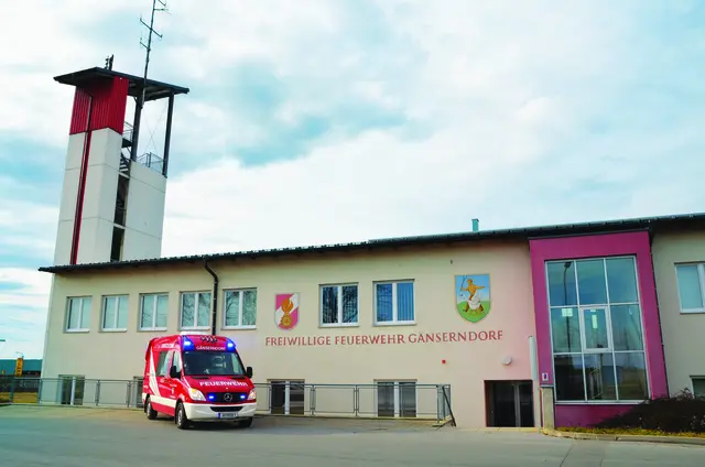 Beim Feuerwehrhaus wird ein Festzelt aufgestellt. | Foto: privat