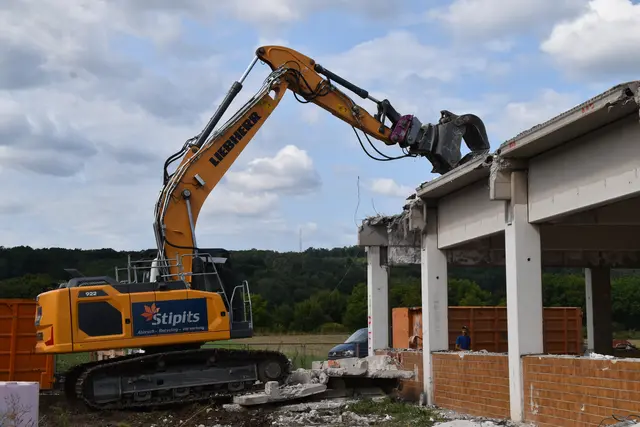 Der Abriss des Gebäudes wird in mehreren Schritten durchgeführt. Dabei kommen verschiedene Bagger zum Einsatz. | Foto: Michael Strini
