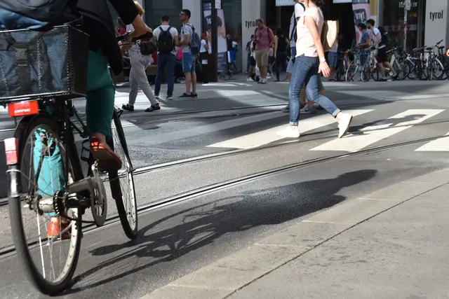 Am Mittwoch kam es auf Höhe des Kunsthauses zu einer Kollision zwischen einem Radfahrer und einer E-Bike-Lenkerin.  | Foto: Isser
