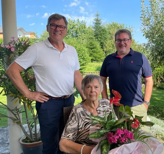 v.l.: Bürgermeister Peter Grafeneder, Jubilarin Josefine Reithner und GGR Christian Hausenbichl. | Foto: Marktgemeinde Marbach