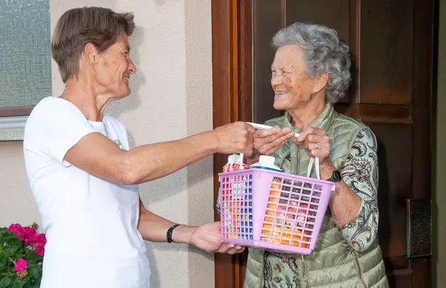 Hilfe beim Einkaufen und im Haushalt erleichtern den Alltag vieler älterer Menschen, sodass sie länger zu Hause leben können | Foto: Zeitpolster