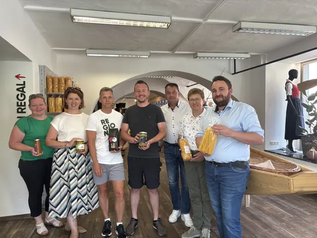 Beim Besuch des Ladens: V. li. Bezirksbäuerin Katrin Schober, Landesrätin Michaela Langer-Weninger, Markus Geirhofer und Thomas Pilz vom "KuliNAHrium", Landtagsabgeordneter Bürgermeister Anton Froschauer, Landwirtschaftskammer-Vizepräsidentin Rosemarie Ferstl und Bauernbund-Bezirksobmann Christian Lang. | Foto: MeinBezirk Perg/Köck