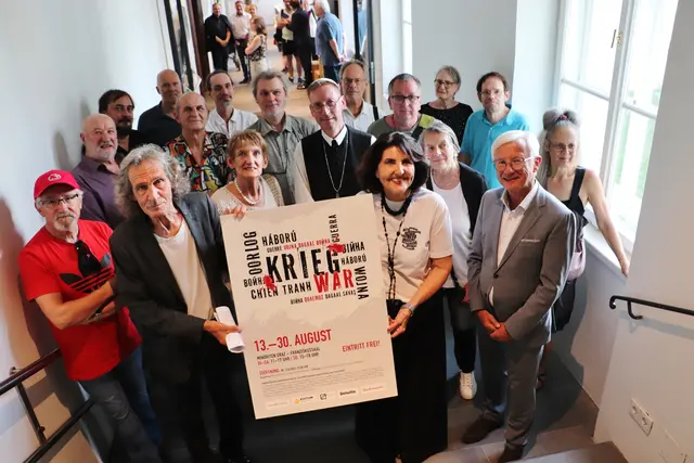 Erwin Fiala, Edith Temmel, Abt Philipp Helm, Margret Roth und Fritz Möstl mit Künstlern der styrianARTfoundation bei der Eröffnung der Ausstellung „Krieg“.  | Foto: Edith Ertl