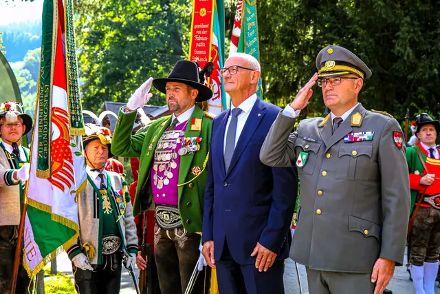 Ehrenbezeigung der Ehrengäste beim Erklingen der Tiroler Landeshymne | Foto: Presse/MilKdo/Raggl