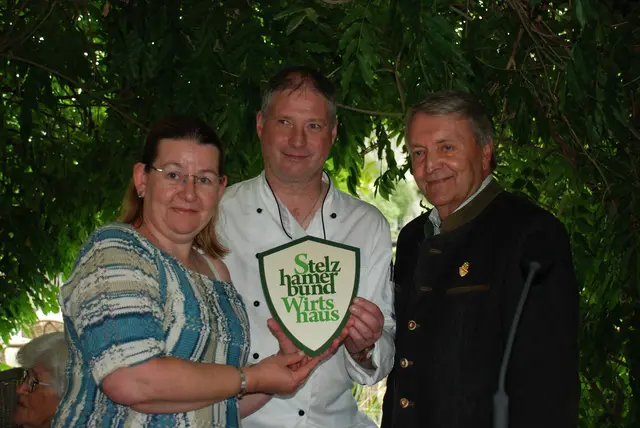 Rita und Thomas Friesenecker mit Stelzhamerbund-Präsident Klaus Huber (r.). | Foto: Stelzhamerbund