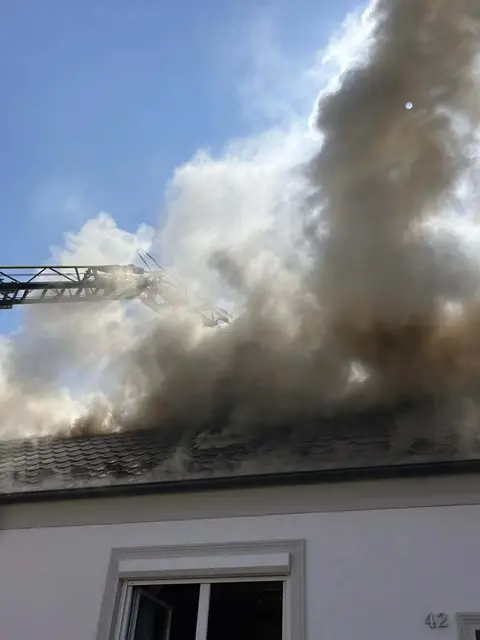 Starke Rauchentwicklung machte den Einsatz von Atemschutzgeräten notwendig.  | Foto: FF Hainburg