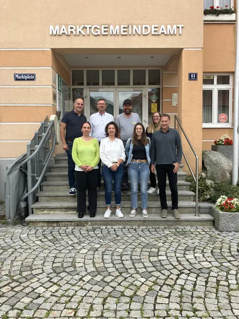 Am 30. Juli fand der Startschuss für die Konzepterarbeitung in Sachen Ortskernbelebung und Leerstand-Nachnutzung in Engelhartszell statt (v.l.): hinten: Bürgermeister Andreas Moser (Vichtenstein), Bürgermeister Roland Pichler (Engelhartszell), Bürgermeister Engelberg Leitner (Waldkirchen), Eva Schaller (RMOÖ), vorne: Daniela Oberauer, Brigitte Pössl, Evelyn Ersthofer (CIMA) und Stefan Lettner (CIMA). | Foto: RMOÖ