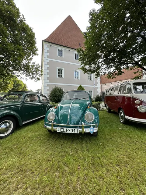 Von Schloss Zeillern aus düsten die VW Käfer-Oldies durch das Mostviertel - und genossen es. Auch viele Interessierte und Fans kamen nach Zeillern um die Automobile zu begutachten. | Foto: zVg/Kohoutek