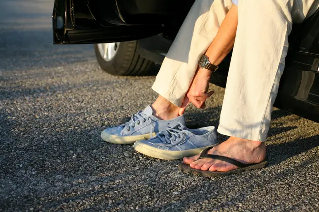 Der Öamtc Salzburg warnt eindringlich vor den Risiken, die das Fahren mit Flip-Flops, Badeschlapfen oder gar barfuß mit sich bringt.  | Foto: ÖAMTC