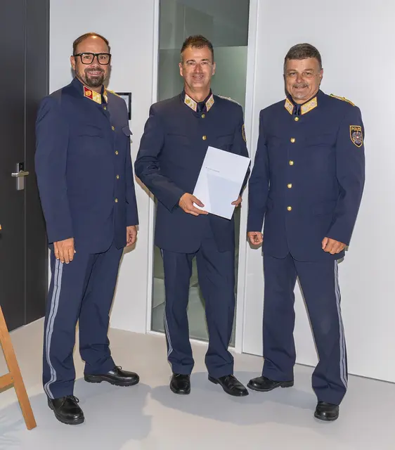 Der Stellvertretende Landespolizeidirektor, GenMjr Johannes Strobl BA, ChefInsp Dietmar Kirchmair
und der Leiter der Landesverkehrsabteilung Tirol, Obst Enrico Leitgeb MA. | Foto: LPD Tirol, Bernhard Gruber