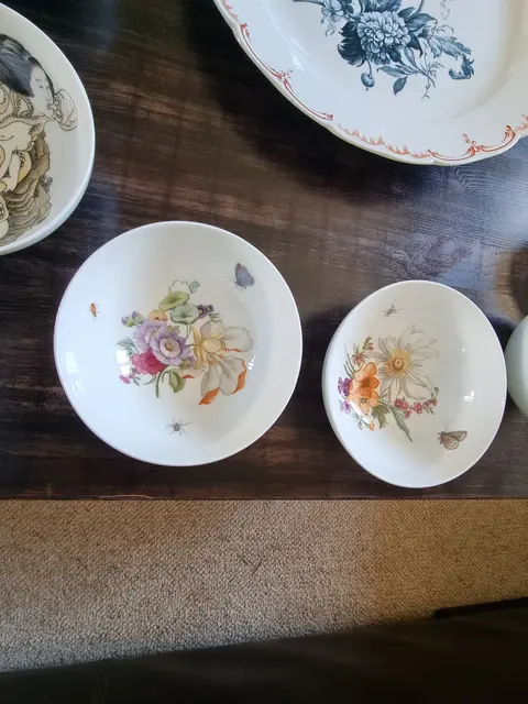 Die Zusammenstellung und die Proportionen der gemalten Blumen erfordern viel Vorbereitungszeit. Was Heike Trobisch freut, ist, dass wieder mehr junge Menschen Interesse an bemaltem Porzellan zeigen und dieses als Geschenk bei ihr bestellen.   | Foto: Astrid Höbenreich-Mitteregger