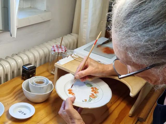 "Es ist ein einsamer Posten. Man muss es mögen, alleine zu arbeiten und mit sich selbst zufrieden sein", sagt Heike Trobisch über ihren Beruf. Nachdem es eine sitzende Tätigkeit ist, leidet oft auch der Rücken darunter. "Hier muss man Gegenmaßnahmen in Form von Bewegung treffen."   | Foto: Astrid Höbenreich-Mitteregger