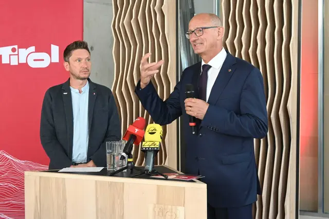 LH Mattle erläutert, was er sich unter "Moments Tirol" vorstellt. | Foto: Königer