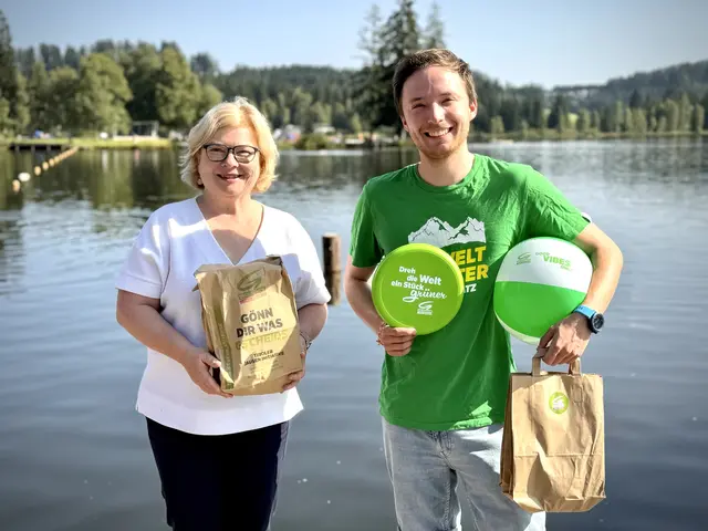 Petra Wohlfahrtstätter und Matthias Schroll mit "g'scheider" Jause. | Foto: Grüne/S. Miller